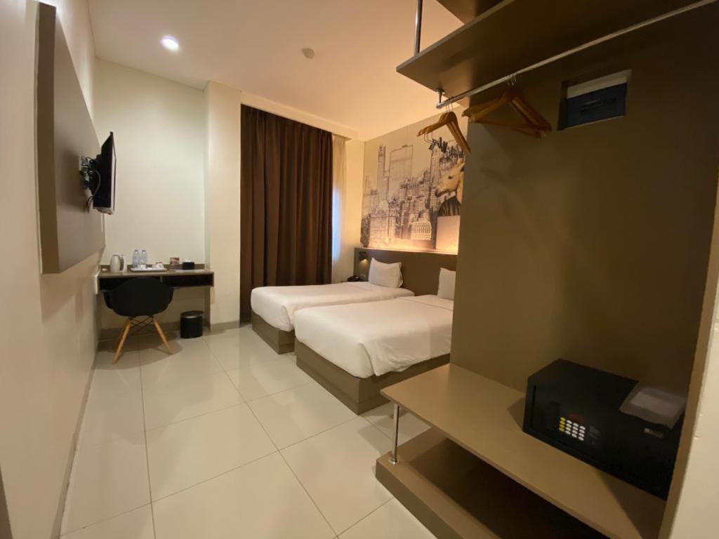 Opi Indah Hotel Palembang Exterior photo